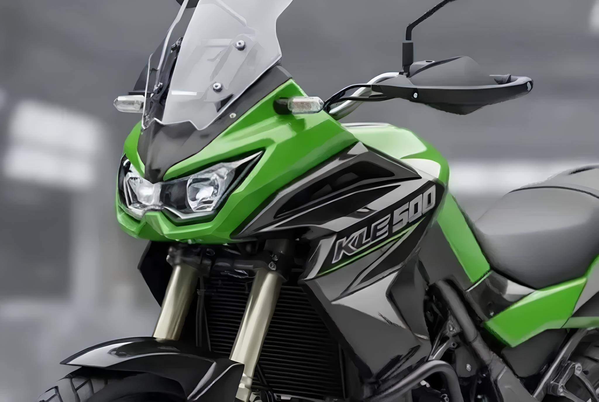 Ela está de volta! Kawasaki revive a lendária KLE 500 dos anos 90: nova versão chega em 2026 com motor bicilíndrico de 451 cc, 45 cv e menos de 200 kg