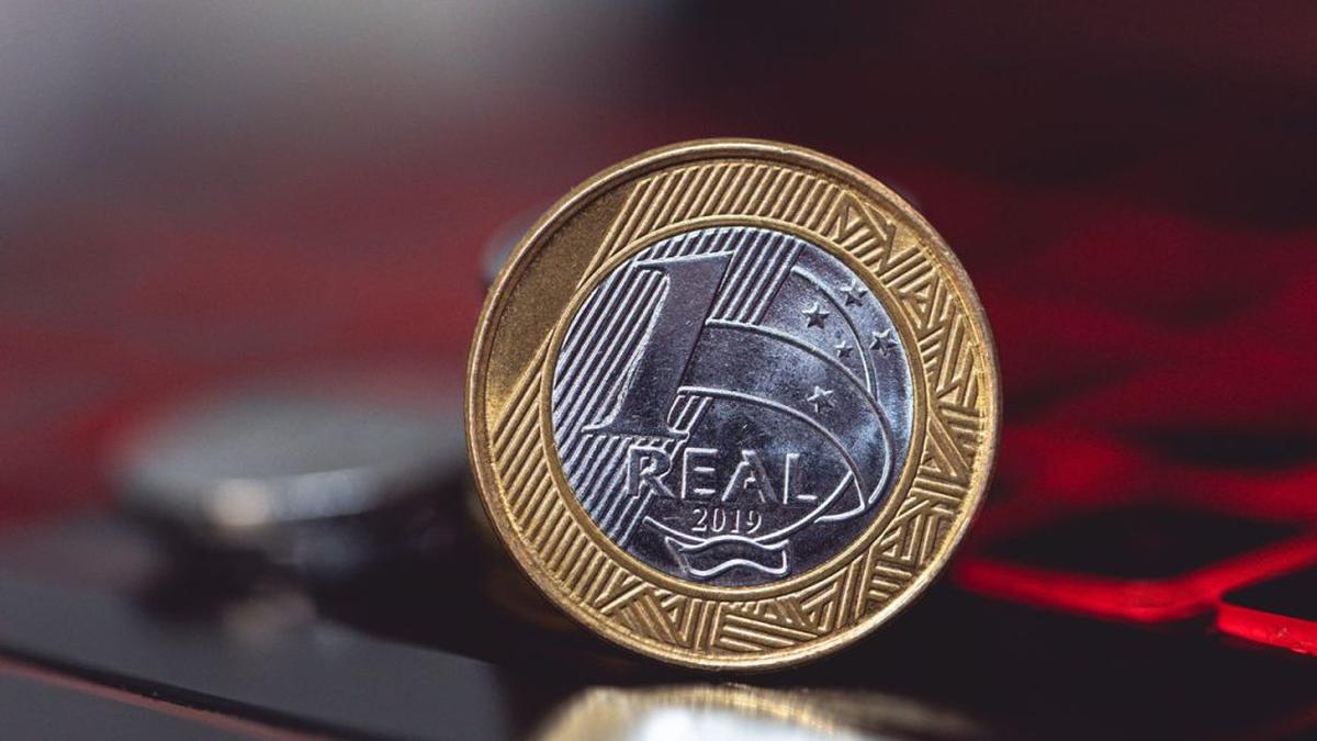 Moeda de 1 real com núcleo prateado e anel dourado, representando moedas raras e valiosas em 2025.