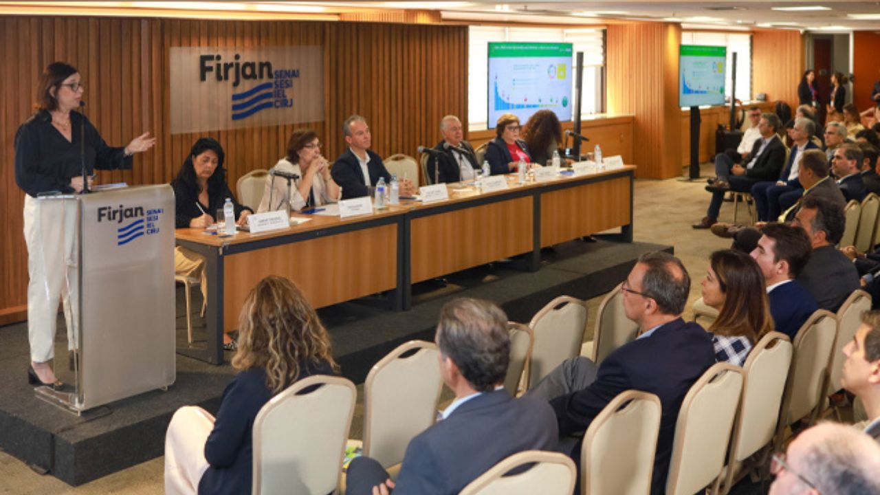 La presidenta de Petrobras presenta en conferencia empresarial con panel de especialistas y público atento, en evento promovido por Firjan SENAI SESI IEL CIRJ.