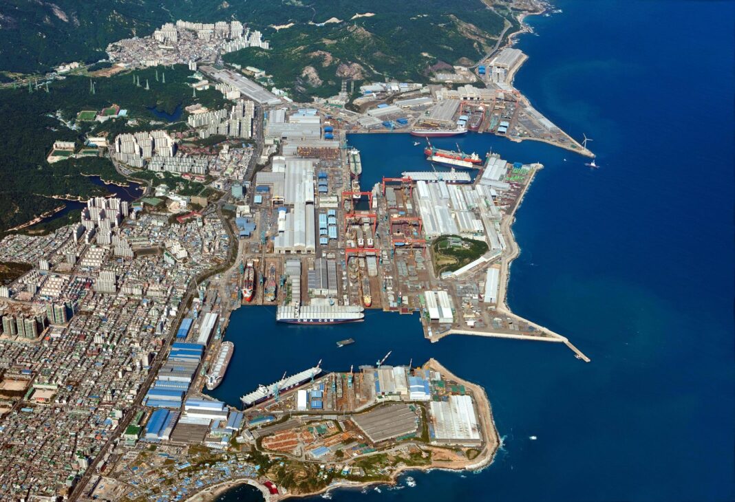Con 6,35 millones de m² de patio y 10 dársenas secas de escala extraordinaria, el astillero HD Hyundai en Ulsan, Corea del Sur, es considerado el mayor del mundo y fabrica barcos que desafían las dimensiones de ciudades