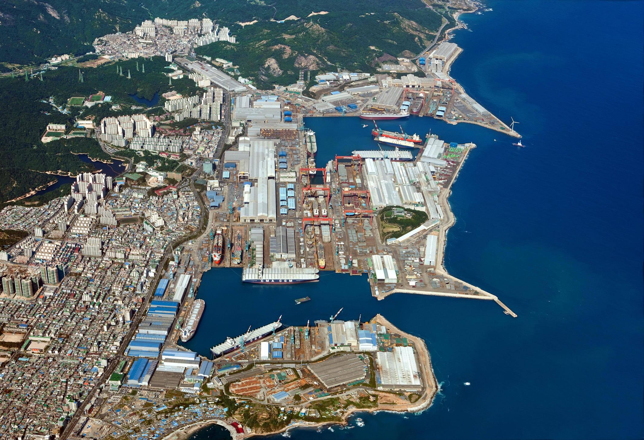 Com 6,35 milhões de m² de pátio e 10 docas secas de escala extraordinária, o estaleiro HD Hyundai em Ulsan, Coreia do Sul, é considerado o maior do mundo e fabrica navios que desafiam as dimensões de cidades