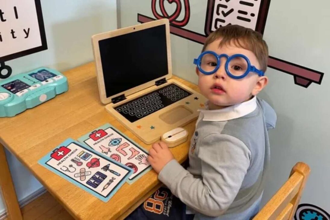 A los 3 años, Teddy Hobbs se convierte en el miembro más joven de Mensa en el Reino Unido con CI de 139 confirmado