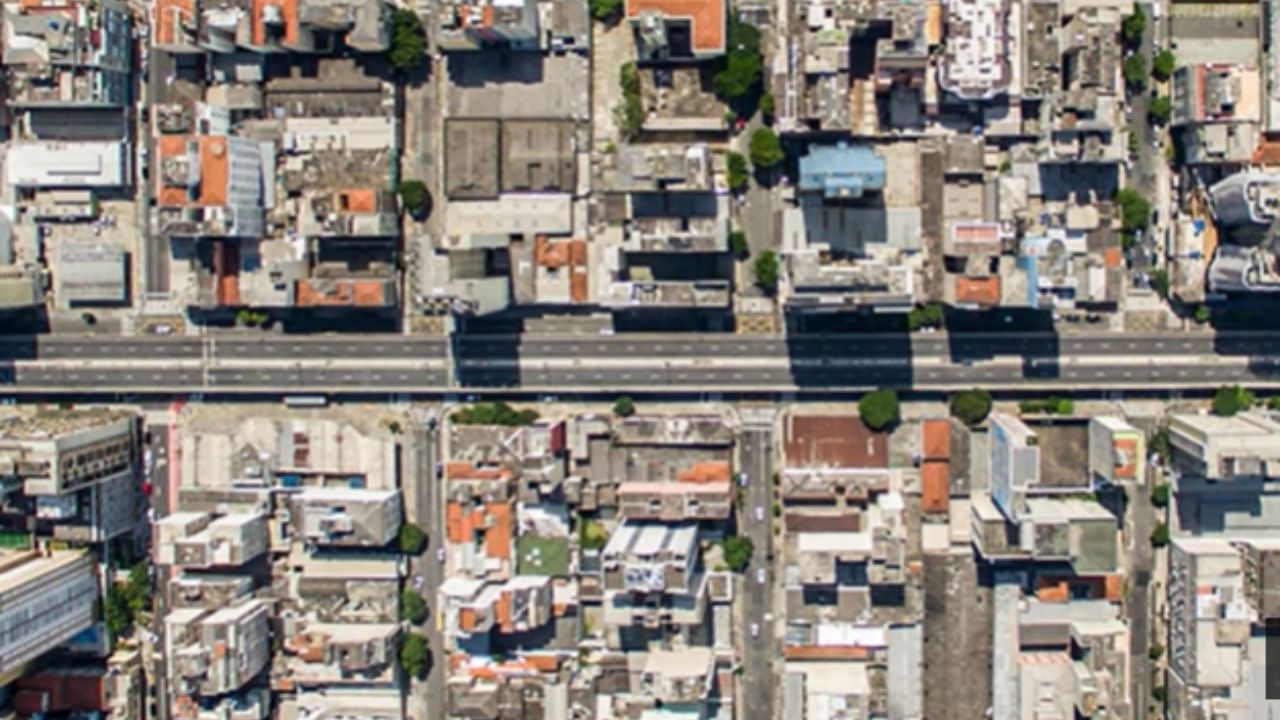 Minhocão (Elevado Costa e Silva) a via expressa de 3,4 km que se transforma no parque linear mais inusitado de São Paulo, atraindo milhares de pedestres aos fins de semana