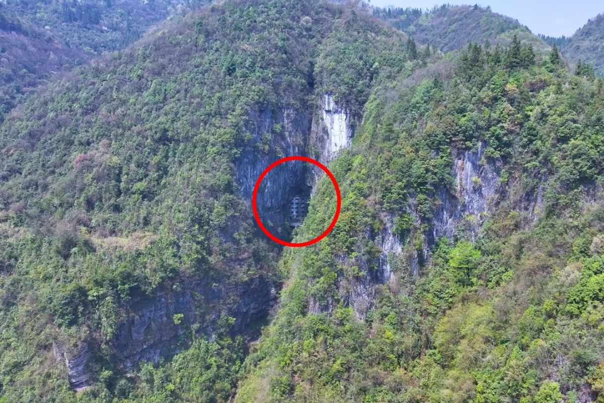 Uma mulher na China descobre uma casa gigante de cinco andares escondida em uma gruta remota de Guizhou, despertando mistério e curiosidade sobre quem construiu a estrutura e por que foi abandonada.