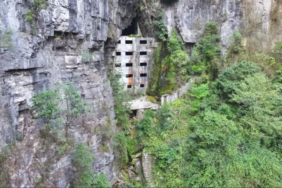 Misterio en las montañas de China: mujer encuentra casa gigante de cinco pisos escondida en una gruta que nadie sabía que existía hace años