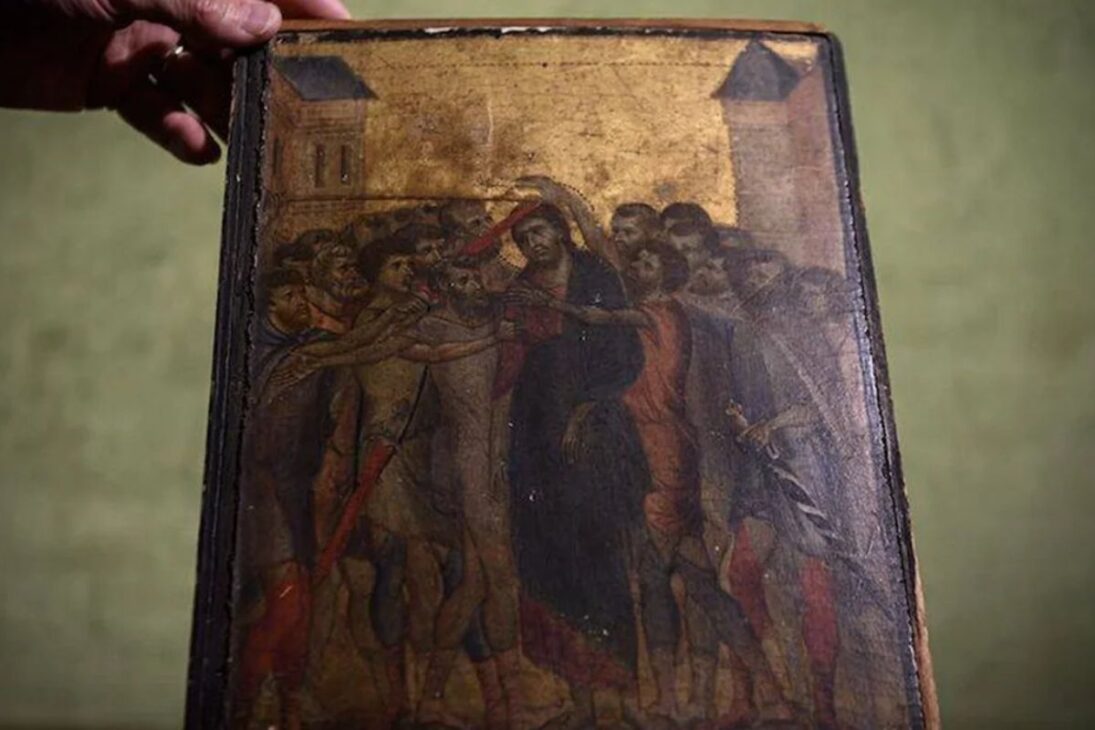 Mujer de 90 años descubre que cuadro colgado sobre la estufa valía más de R$ 100 millones y pertenecía a genio medieval italiano