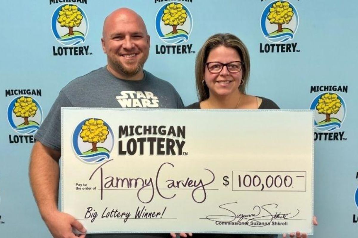 Apostadora de Michigan vence R$ 540 mil na loteria Powerball após pedir ao ChatGPT uma sequência; caso reacende debate sobre inteligência artificial e sorte.