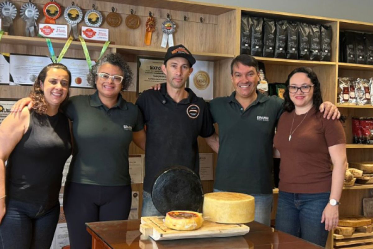 Com apoio da Epamig, produtor mineiro alcançou reconhecimento no Mundial de Queijo na França ao aprimorar qualidade do leite e maturação