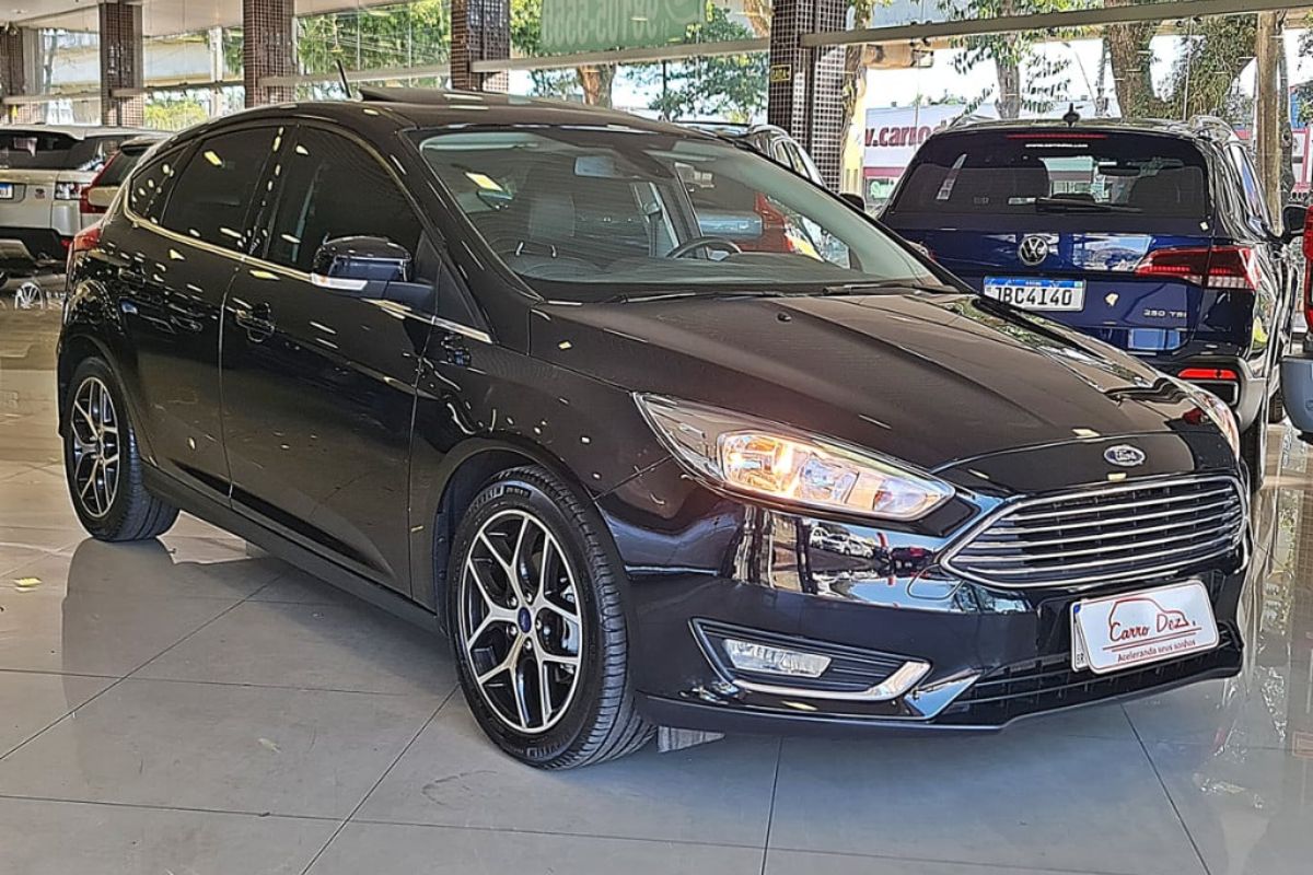 O Ford Focus 2018 manual combina motor 1.6 flex, câmbio manual preciso e acabamento interno de nível superior, entregando conforto, consumo e manutenção equilibrados e desempenho que ainda surpreende entre os hatches médios usados.