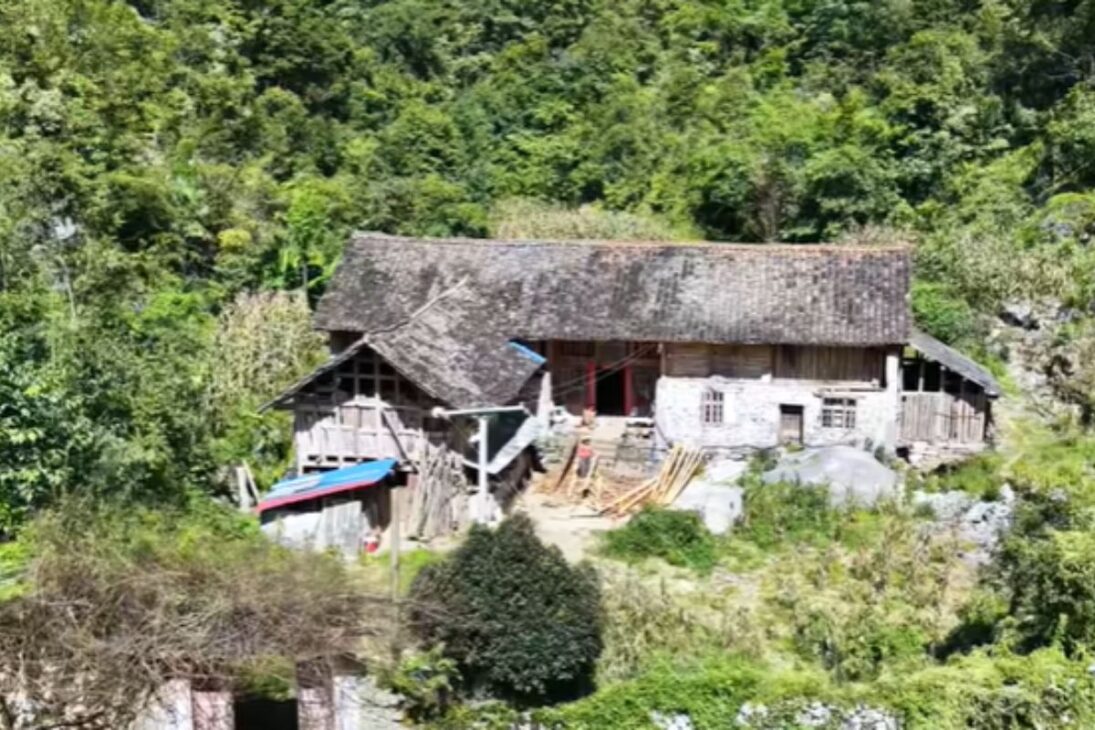 En Las Montañas Secretas de Guizhou, una Familia Vive Aislada Desde Hace 40 Años Entre Valles, Maíz y Perros, En un Refugio Autosuficiente Olvidado por el Tiempo
