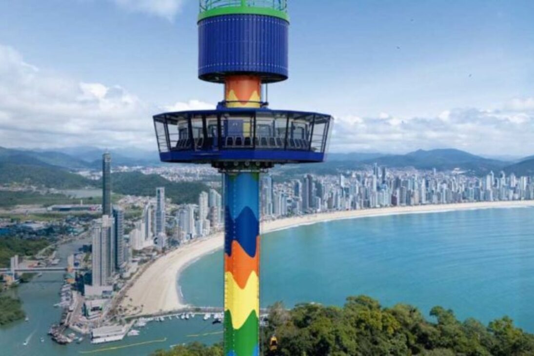 Nueva atracción del Unipraias tiene cabina giratoria para 56 personas y revela Balneario Camboriú a más de 200 metros de altitud