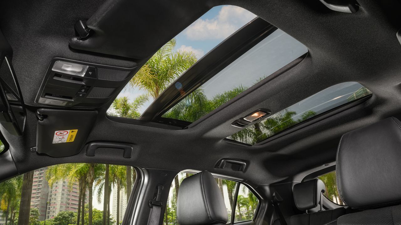 El Mitsubishi Eclipse Cross HPS 2026 se destaca por su techo solar panorámico doble, compuesto por una parte delantera que se abre para ventilación y una sección trasera de vidrio fijo que amplía la luminosidad para los ocupantes de atrás.