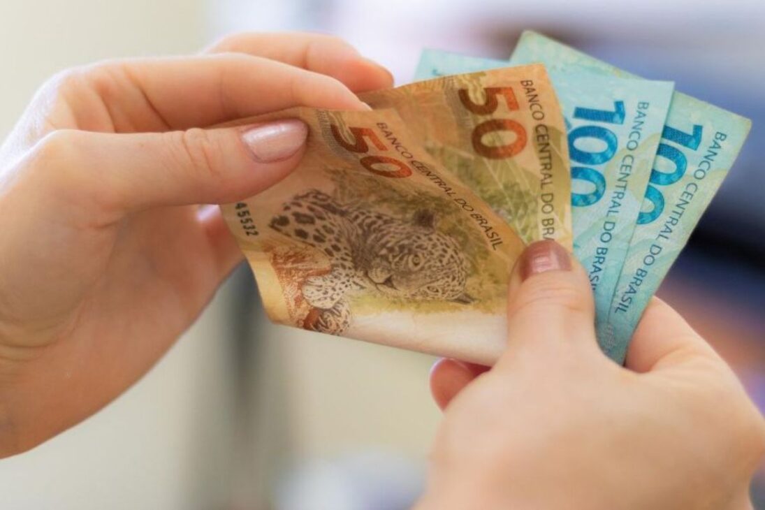 Nuevo salario mínimo de R$ 1.518 comienza a ser pagado en febrero; reajuste supera inflación, pero sufre corte del techo de 2,5% en los gastos