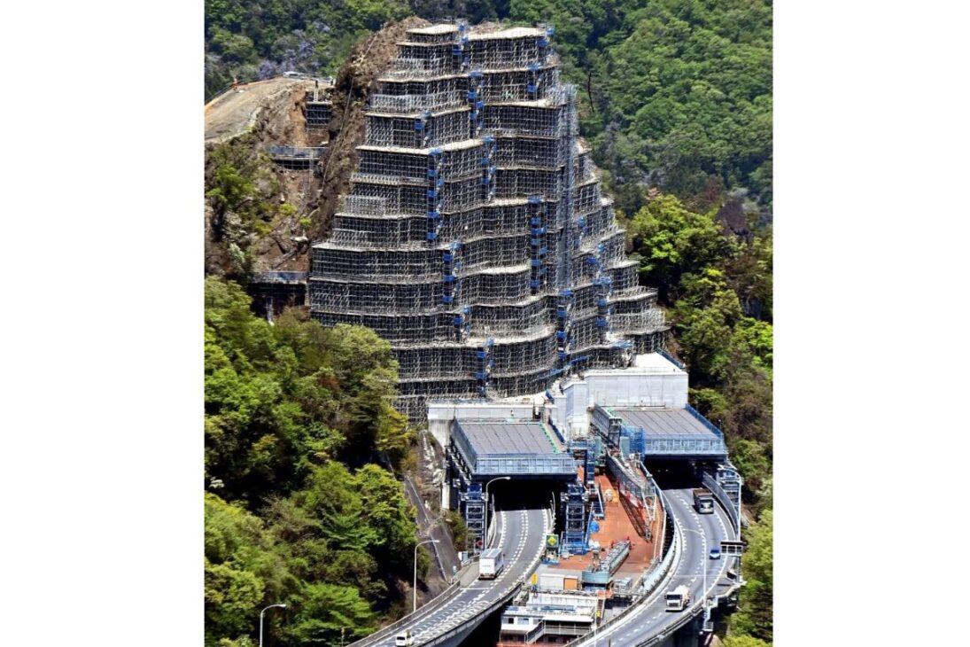 En una carretera en Japón, ingenieros llevan a cabo la remoción de roca más desafiante del mundo bajo un andamio de 70 metros, sin cerrar la vía ni dejar caer una sola piedra