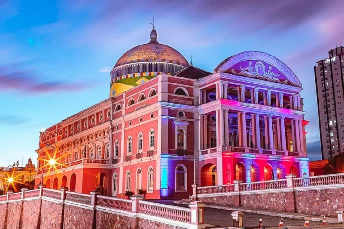 El Teatro Amazonas, en Manaus, fue una obra faraónica del ciclo del caucho, construido con mármol de Italia y vidros de Francia