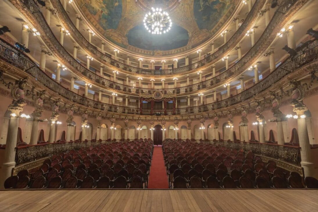 El Teatro Amazonas, en Manaus, fue una obra faraónica del ciclo del caucho, construido con mármol de Italia y vidrios de Francia