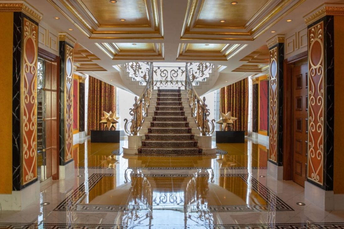 El autoproclamado hotel "7 estrellas" de $1 mil millones y 321 metros de altura, construido en una isla artificial con una fachada de fibra de vidrio revestida de teflón