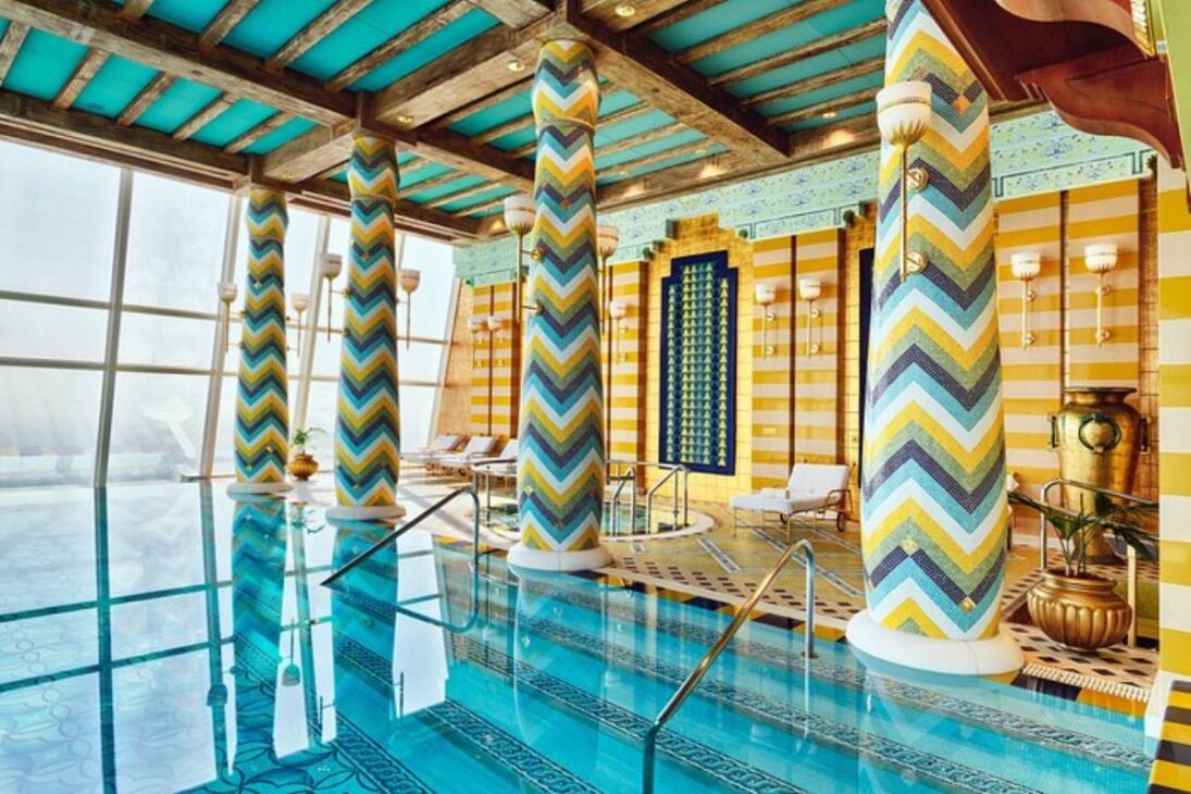 El autoproclamado hotel "7 estrellas" de $1 mil millones y 321 metros de altura, construido en una isla artificial con una fachada de fibra de vidrio revestida de teflón