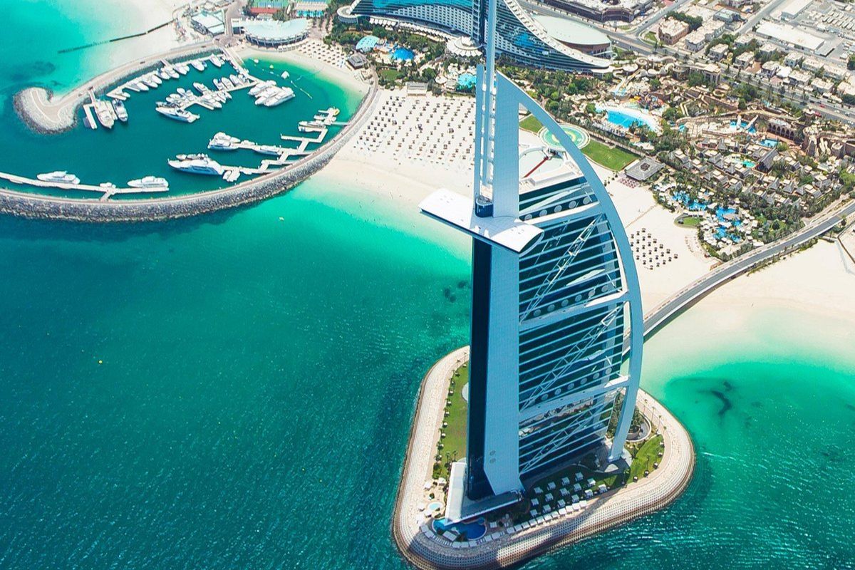 O hotel 7 estrelas Burj Al Arab, em Dubai, foi erguido sobre uma ilha artificial com fachada de fibra de vidro, símbolo máximo de luxo e engenharia visionária.