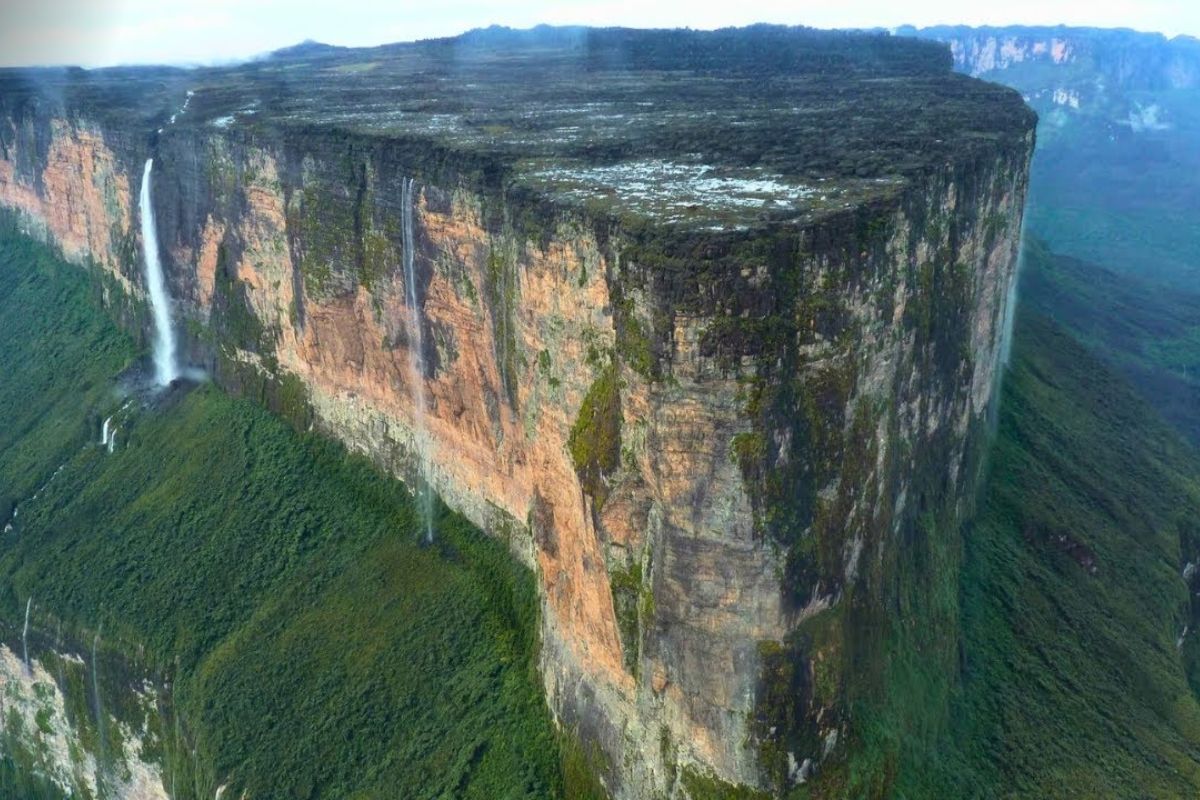 O Monte Roraima, no Escudo das Guianas, revela tepui de 2,8 mil m com fósseis, microclimas e mistérios que a ciência ainda busca decifrar.. Fonte e imagem: HORIZON