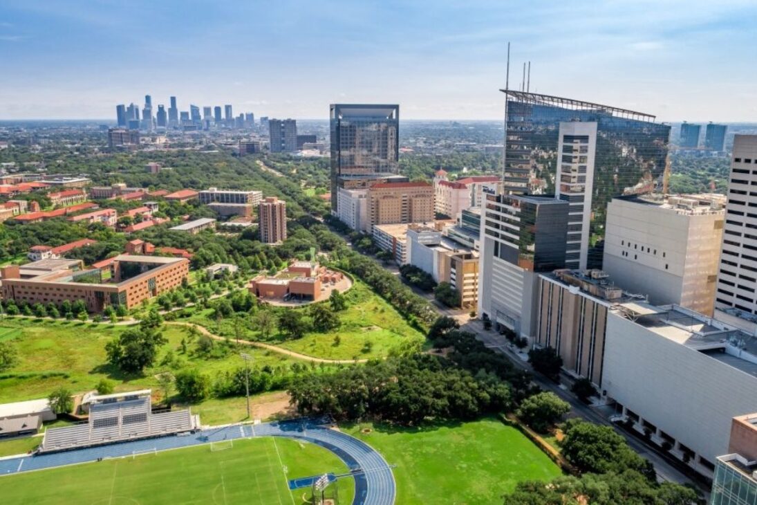 El hospital que es mayor que 50 manzanas y tiene más empleados que una ciudad promedio