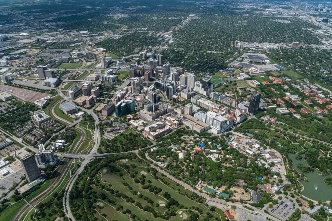 El hospital que es mayor que 50 manzanas y tiene más empleados que una ciudad promedio