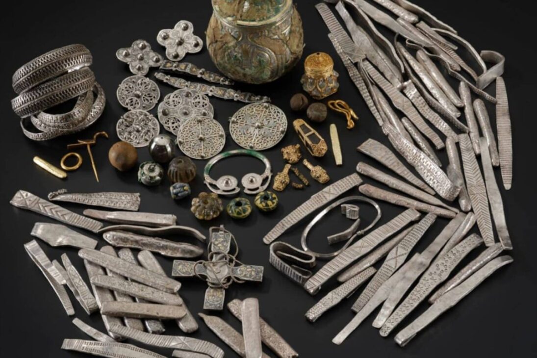 El tesoro vikingo más rico de Gran Bretaña: el descubrimiento de múltiples capas del tesoro de Galloway por Derek McLennan