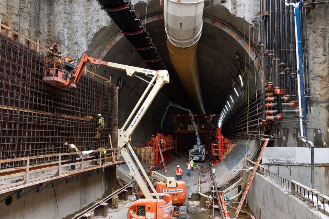 El túnel subterráneo tan inmenso que pasa bajo una ciudad entera, excavado por la mayor máquina del mundo