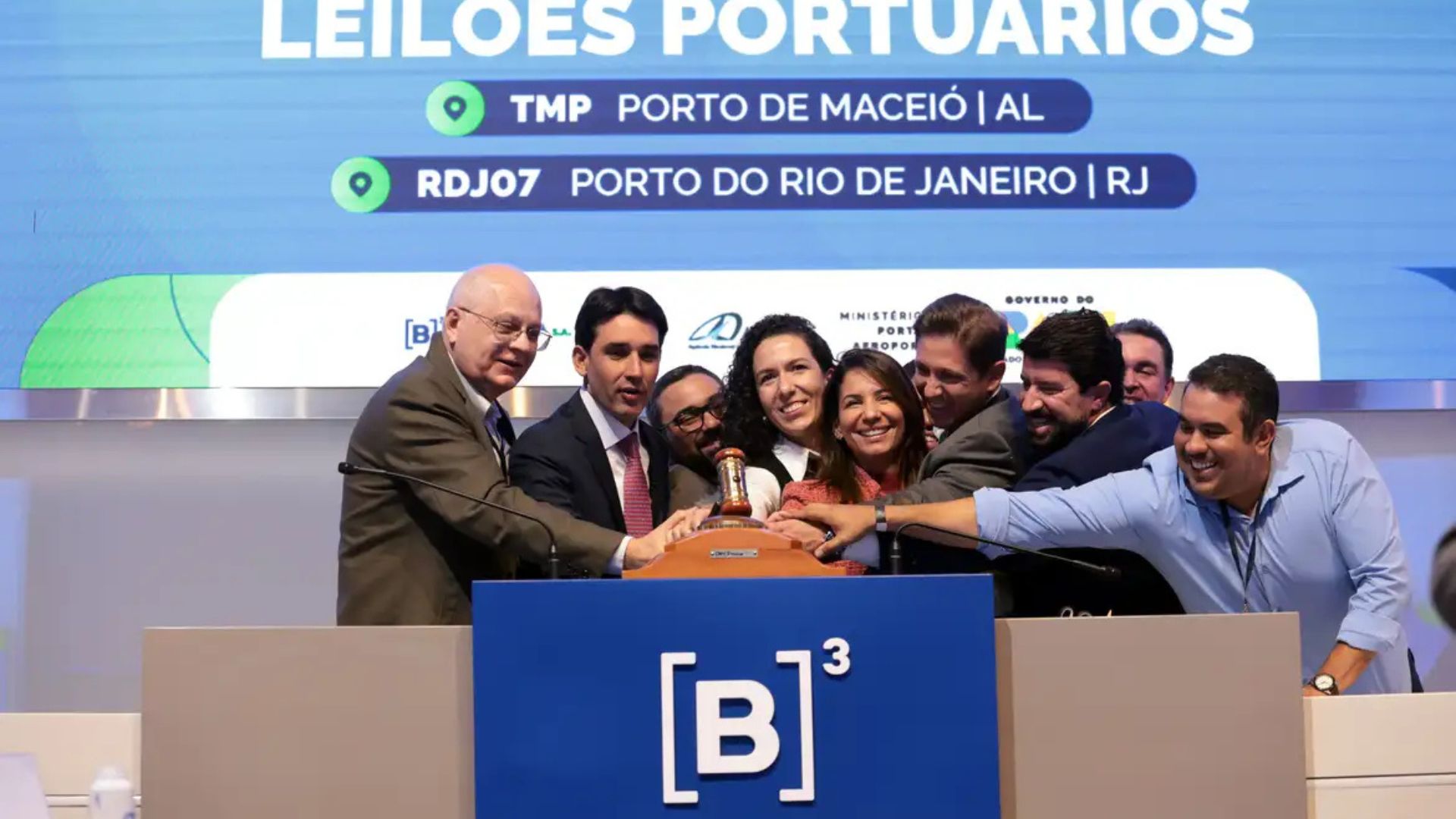 Cerimônia de leilões portuários na B3 com autoridades e representantes da Petrobras e Britto-Macelog, destacando os arrendamentos dos portos do Rio de Janeiro e Maceió.