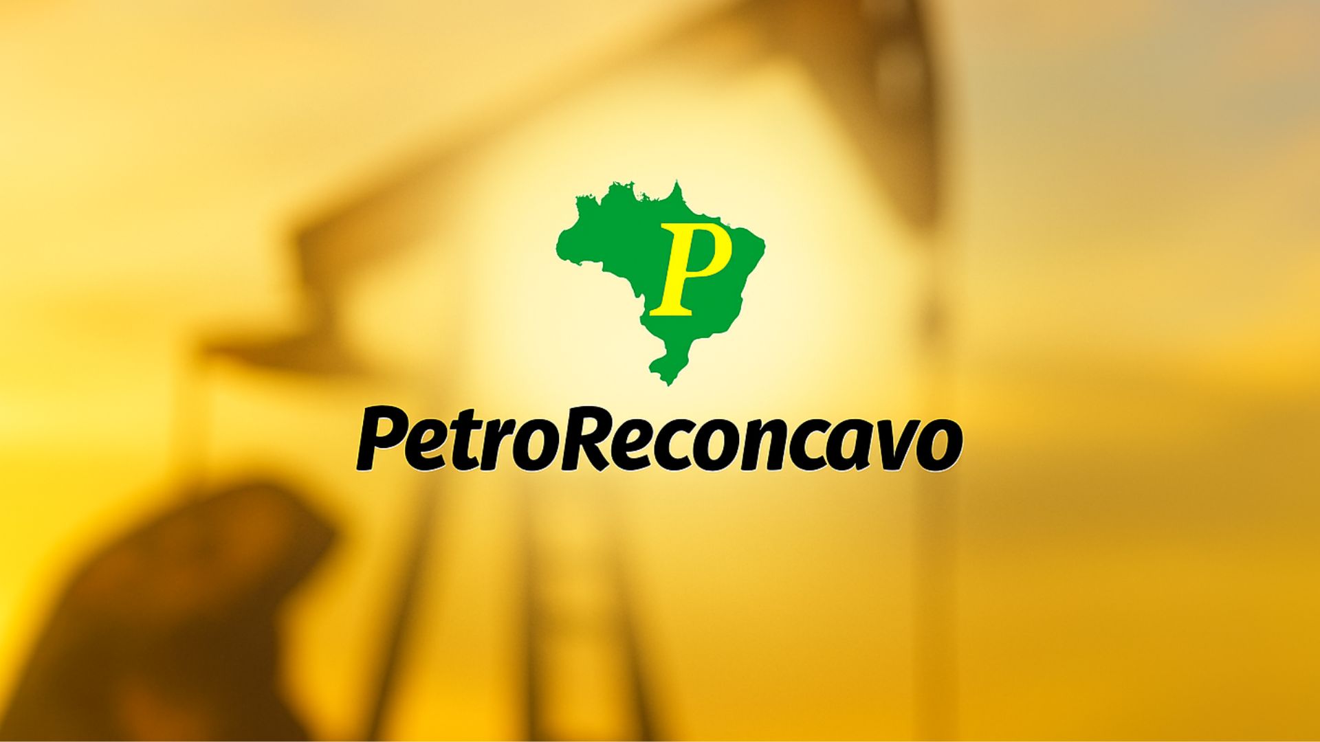 Logotipo da PetroReconcavo centralizado sobre uma bomba de petróleo desfocada ao pôr do sol.