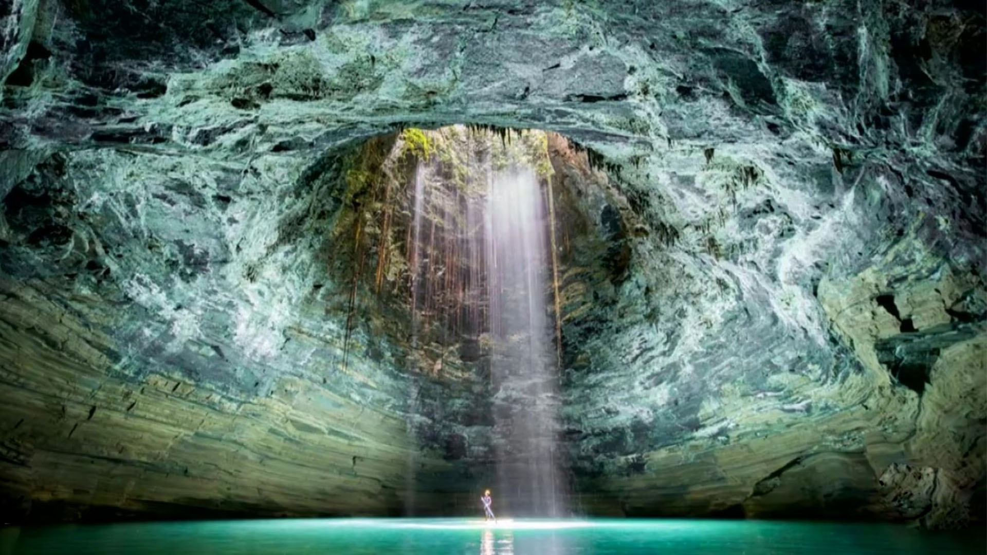 Poço 'sem fundo' no Brasil desafia a ciência, tem água que muda de cor e alimenta lendas de vaqueiro desaparecido misteriosamente