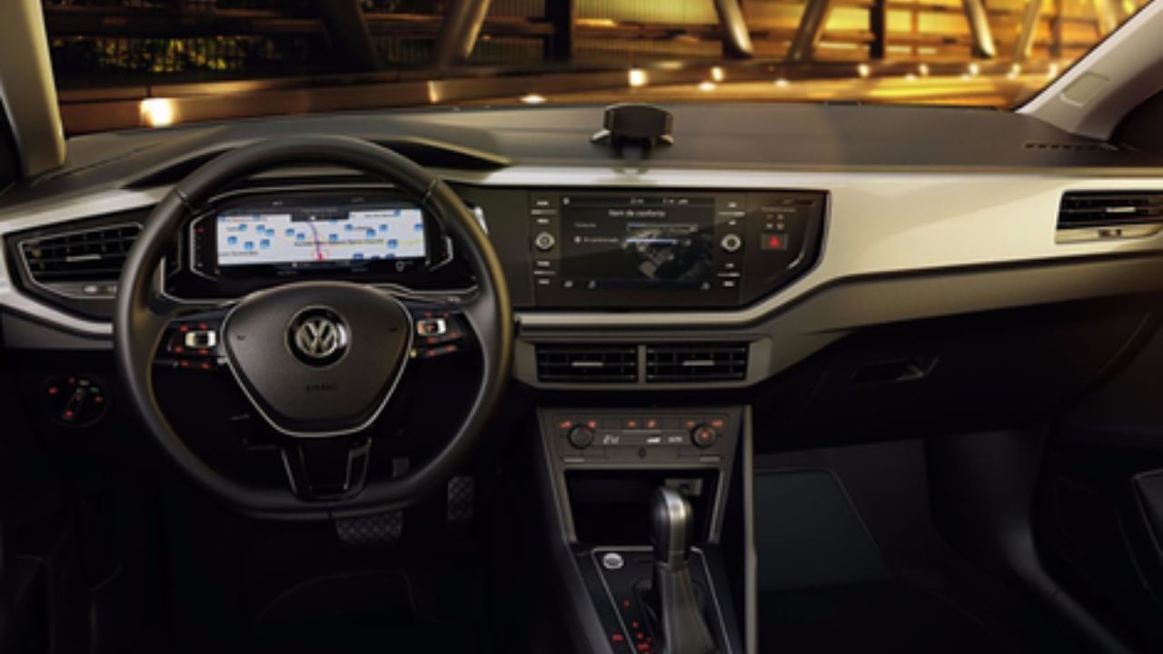 Por volta de R$ 80 mil e com porta-malas gigante de 521 litros, esse sedã da Volkswagen traz motor 1.0 Turbo (TSI) de 128 cv, câmbio automático de 6 marchas, consumo de até 14,6 km/l e excelente espaço interno