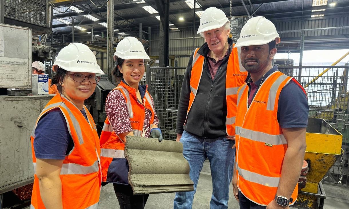 Telhas feitas de cinzas e vidro reduzem 13% do CO₂, são mais leves, resistentes ao fogo e podem transformar o futuro da construção sustentável