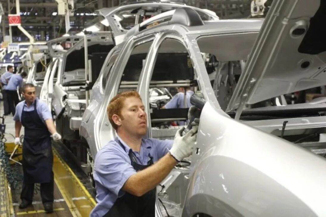 Renault puede cortar hasta 3 mil empleos en el mundo y reducir 15% de sus áreas de RH, finanzas y marketing, dice sitio francés