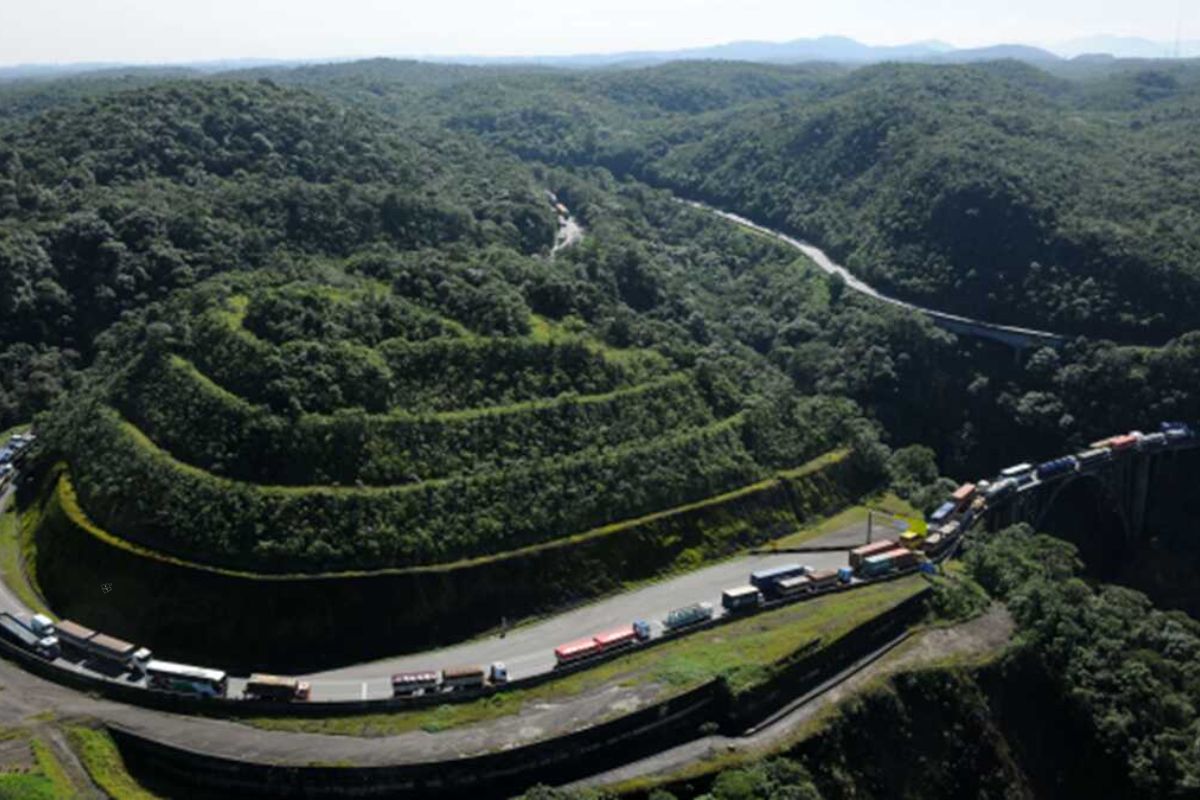 A rodovia mais movimentada do Brasil, a Rodovia dos Imigrantes, conecta São Paulo ao Porto de Santos com túneis gigantes e pistas reversíveis, símbolo da maior obra viária da América Latina