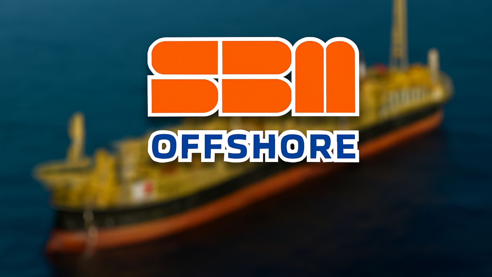 FPSO visto de cima em alto-mar, com logotipo da SBM Offshore centralizado e destacado sobre fundo marítimo desfocado.