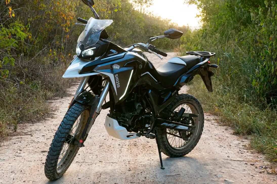 SHINERAY SHI 250 2026: monocilíndrica 250 cc con 19,3 cv, 6 marchas, full LED, USB, arranque remoto y CBS; consumo 28–35 km/l y evaluación completa
