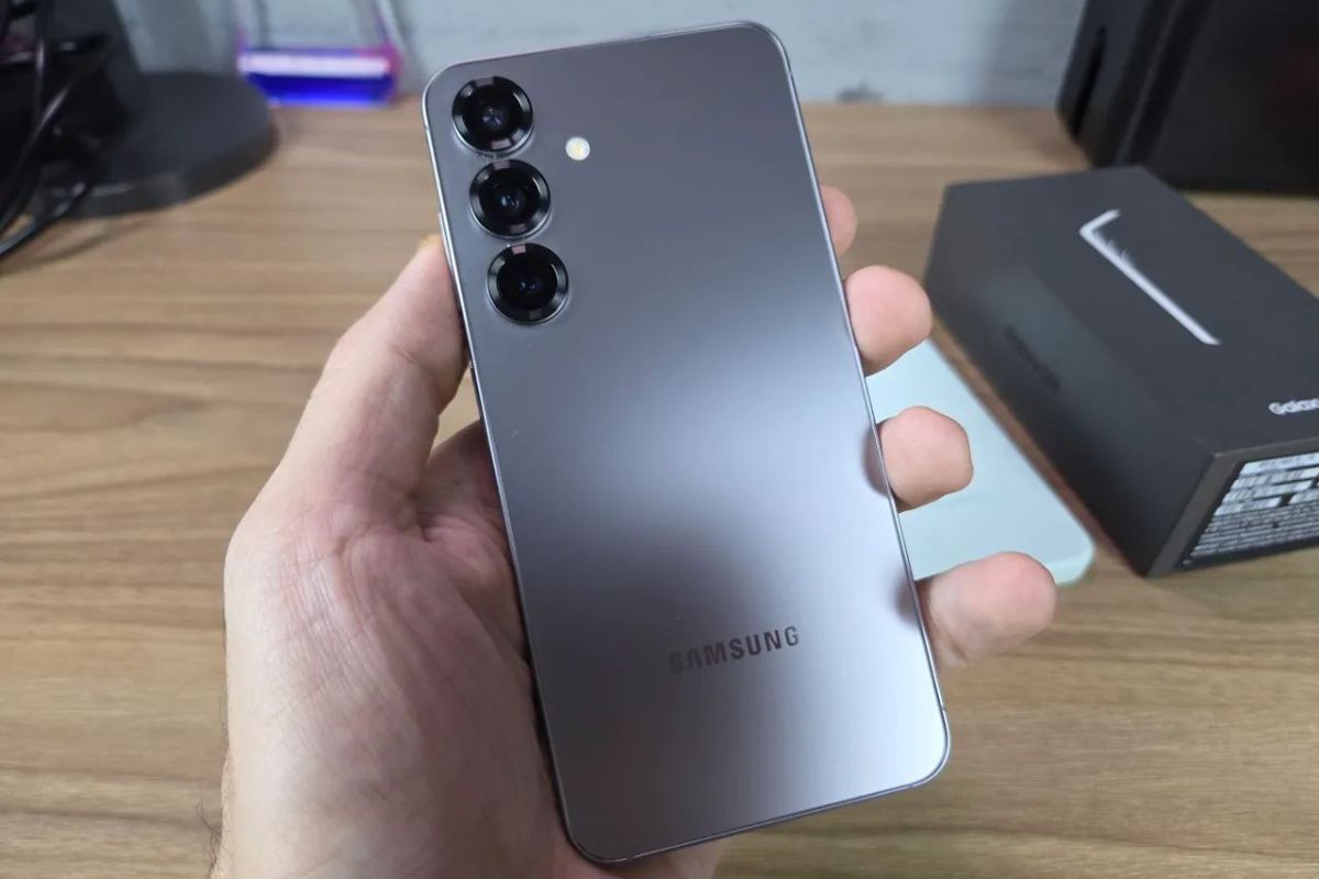 O Galaxy S25 FE da Samsung chega com preço alto, mas mantém o equilíbrio do S24 FE e promete 7 anos de atualizações, reforçando a linha FE.