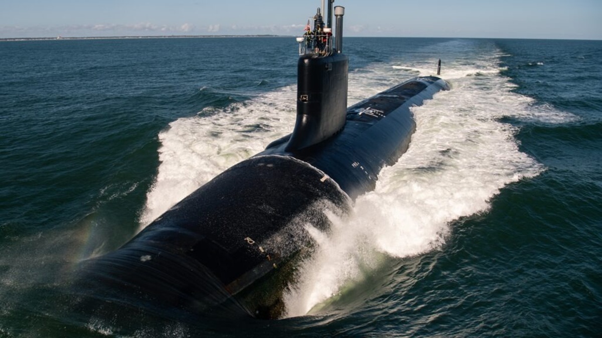 Submarino nuclear de 10.200 toneladas da classe Virginia conclui testes e marca avanço tecnológico e estratégico da frota submarina dos EUA.