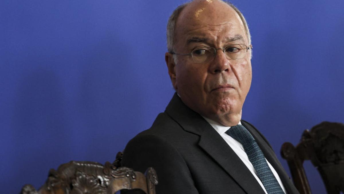 Mauro Vieira em reunião ministerial, observando atentamente o andamento das negociações entre Brasil e Estados Unidos em Kuala Lumpur.