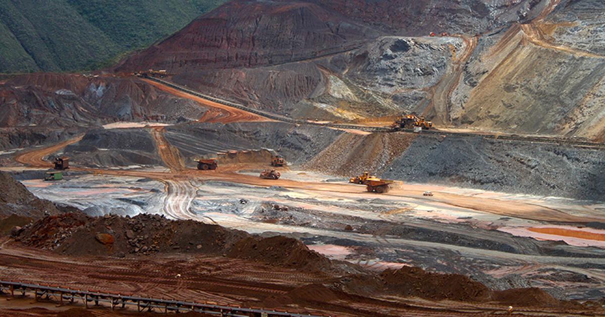 Vista aérea ultra realista de uma mina de extração mineral no Brasil, ilustrando a exploração de terras raras e minerais estratégicos usados em tecnologia e energia limpa.