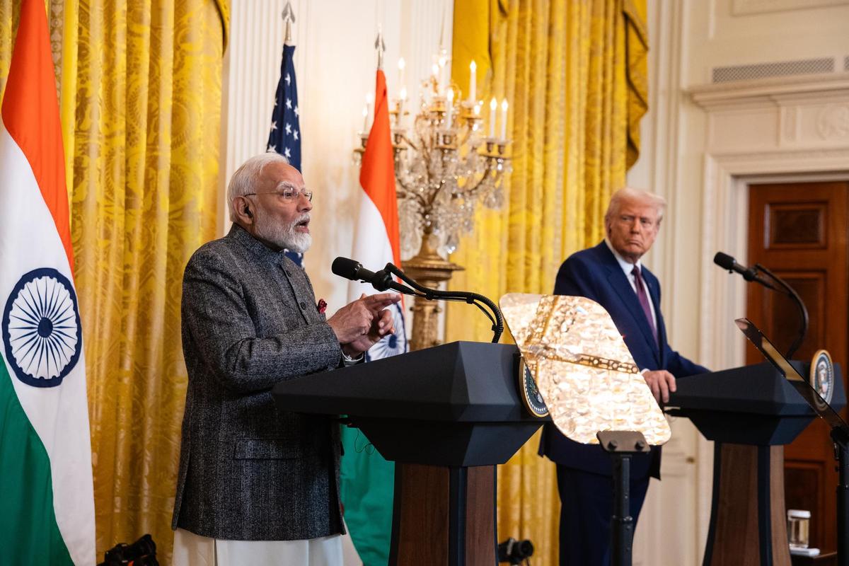 Donald Trump e Narendra Modi durante coletiva conjunta em Washington, simbolizando as negociações sobre o fim das compras indianas de petróleo russo.