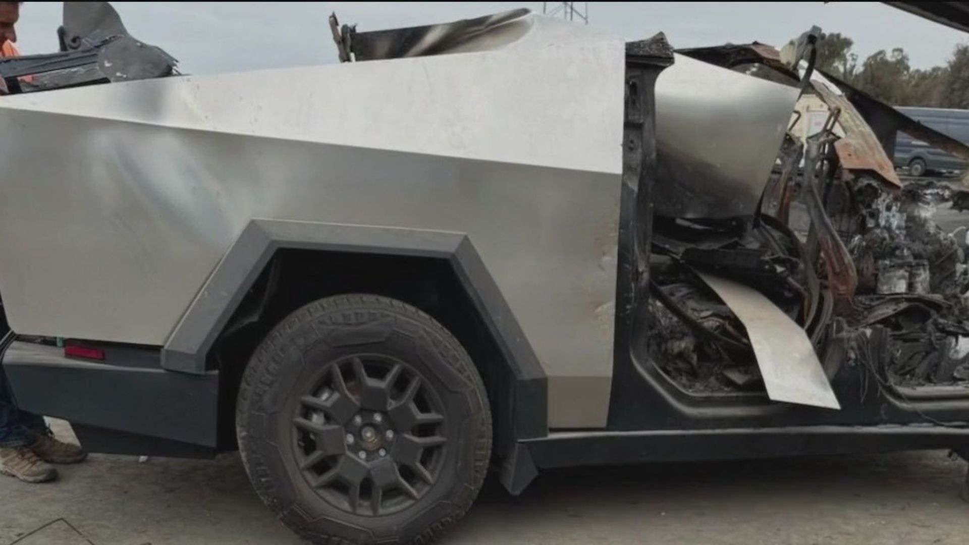 Famílias processam Tesla após jovens morrerem presos em Cybertruck em chamas na Califórnia; falhas nas portas são alvo de investigação federal - portas eletrônicas Tesla, processo contra Tesla, acidente Cybertruck Califórnia, falhas de segurança Tesla, Elon Musk, NHTSA, veículos elétricos, segurança automotiva.