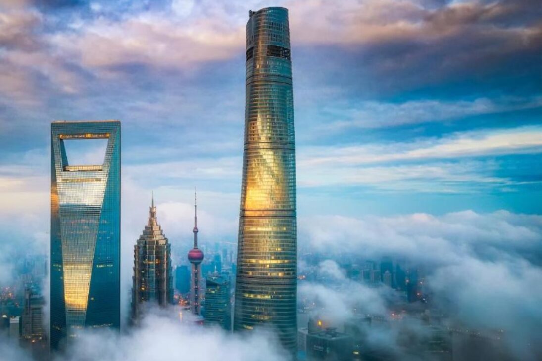La Torre Más Alta de China Usa Tecnología Anti-Viento que Reduce Presión en un 24% y Alberga Amortiguador de 1.000 Toneladas en la Parte Superior