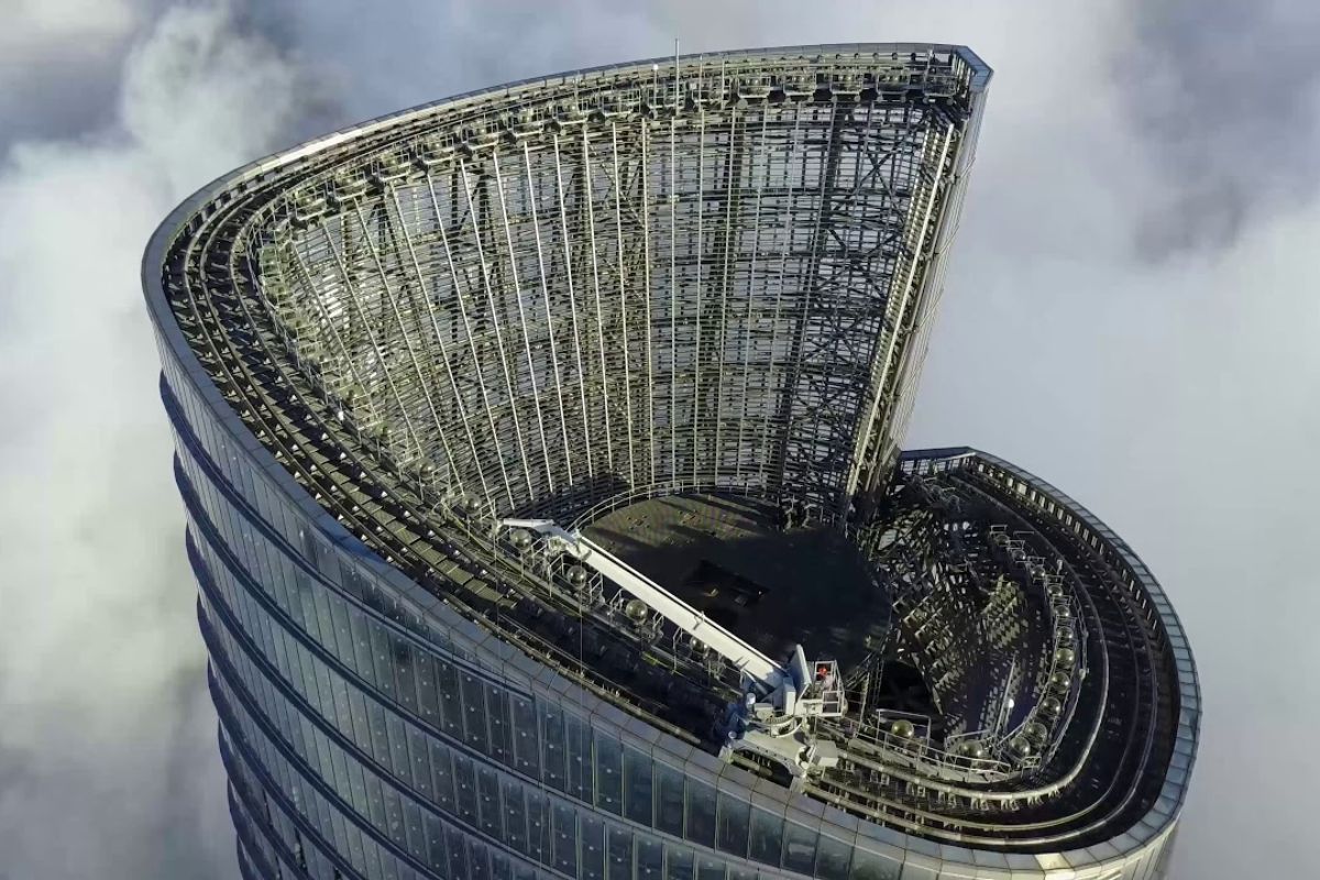 A torre mais alta da China, a Shanghai Tower, impressiona pela fachada retorcida e pela tecnologia anti-vento que reduz a pressão em 24%, enquanto o amortecedor de 1.000 toneladas garante estabilidade e eficiência em um dos arranha-céus mais avançados do mundo.