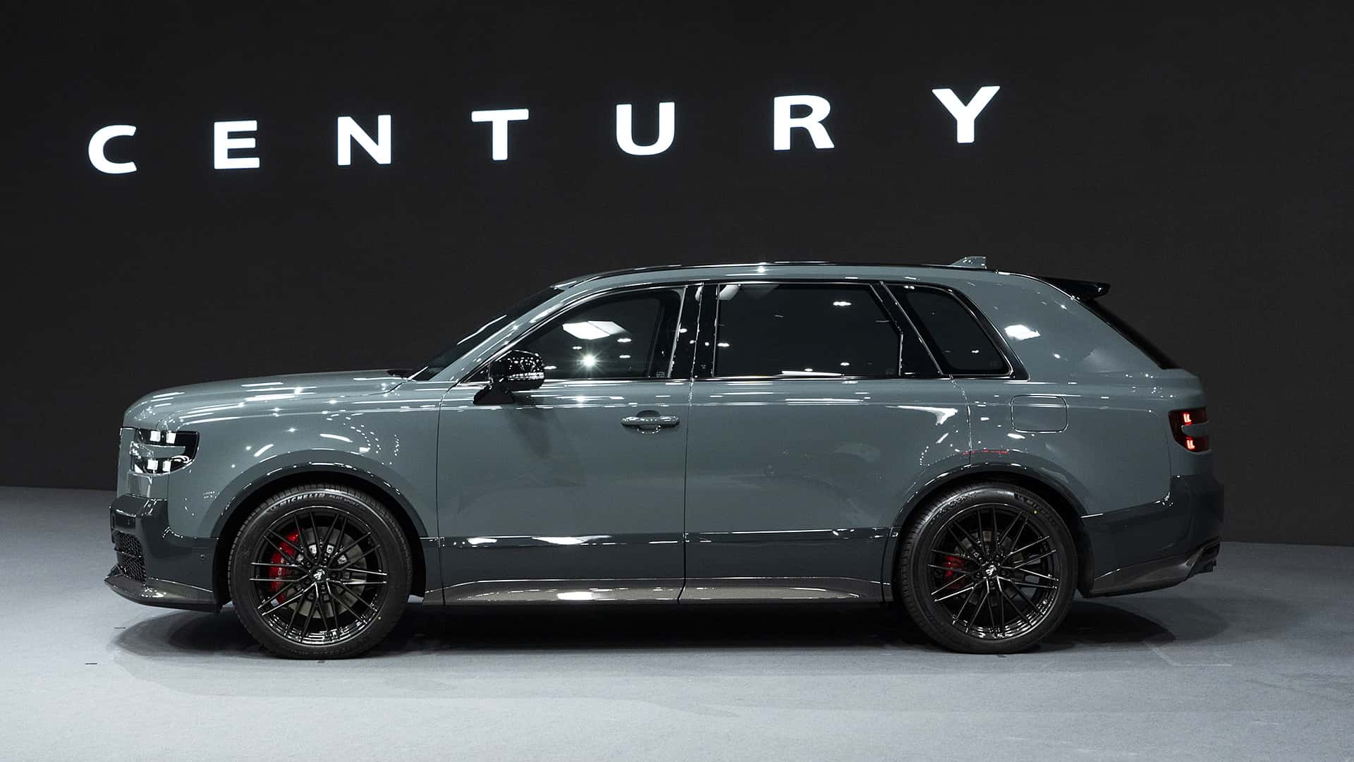 O SUV mais luxuoso da história da Toyota: marca lança versão híbrida com motor V6 de 3.5 litros, tração integral e foco total em conforto; conheça o novo Toyota Century SUV