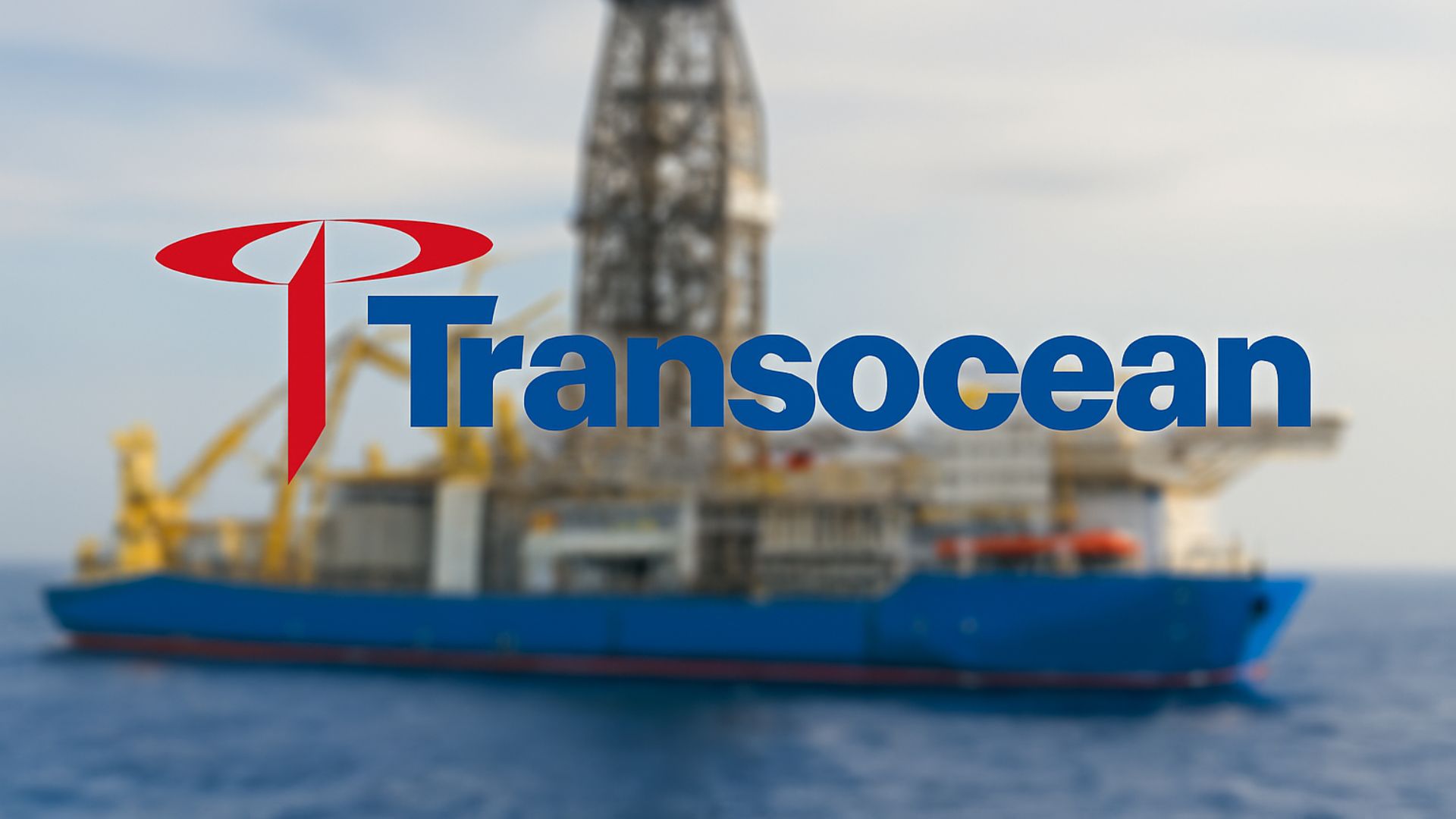 Navio de perfuração offshore da Transocean em águas profundas, com logotipo da empresa em destaque sobre fundo levemente desfocado.