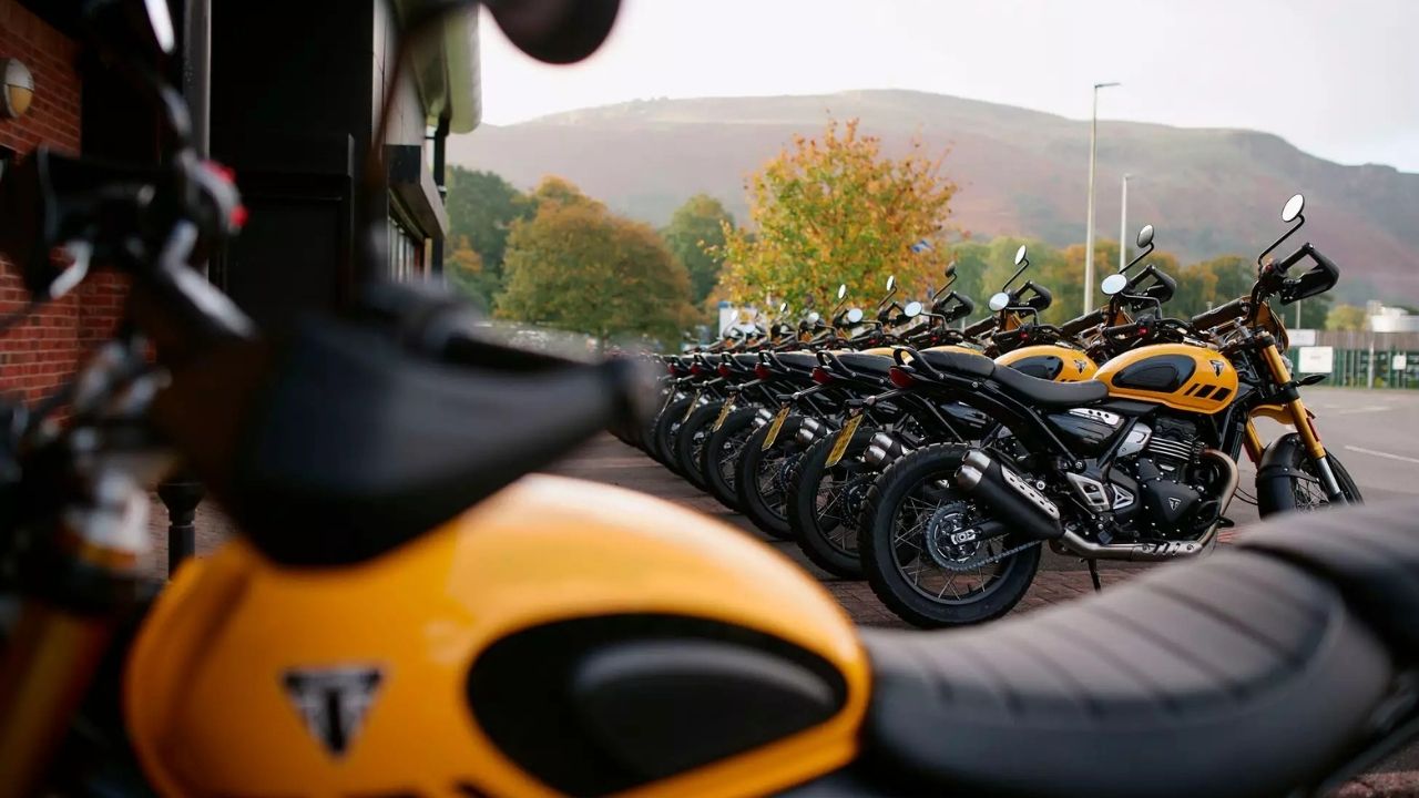 A Triumph Scrambler 400 XC chega ao Brasil por R$ 37.990, com design robusto, pacote tecnológico completo e vocação off-road.