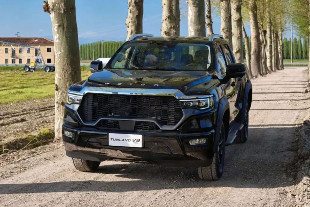 A picape Tunland V9 da Foton combina tração 4x4, conforto e sistema híbrido leve, mas o consumo elevado limita o apelo do modelo urbano.