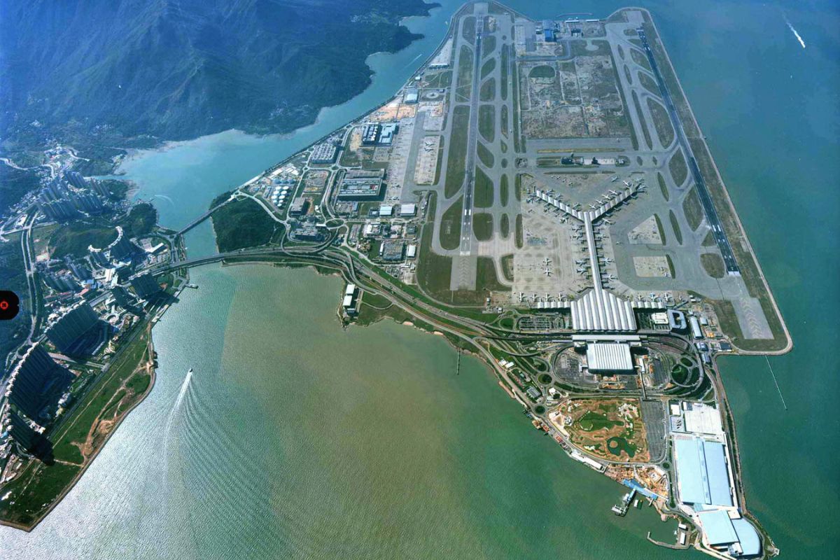 O aeroporto de Hong Kong, erguido em uma ilha artificial, tem terminal de 516 mil m² e atende 120 milhões de passageiros e 10 milhões de toneladas de carga.